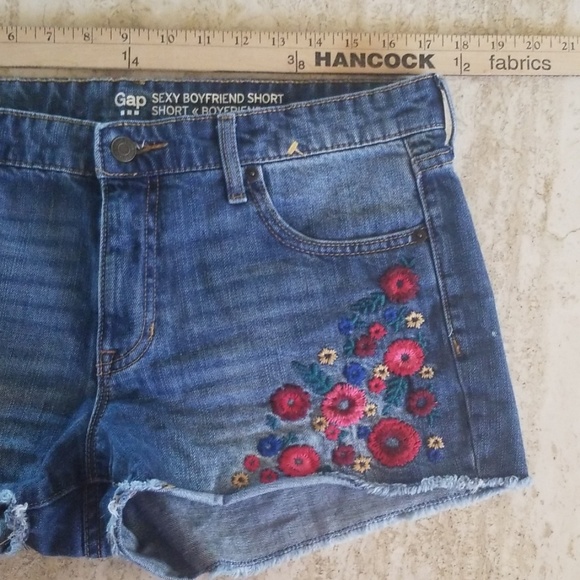 SOLD!!!GAP Floral Embroidered Jean Shorts - Picture 3 of 8